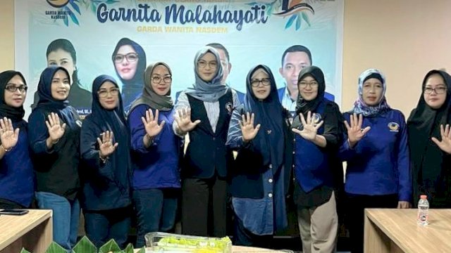 Ketua Garnita Malahayati Sulsel, Andi Rachmatika Dewi bersama pengurus rayakan Hut ke-12 Garnita Malahayati, Rabu (19/7/2023).