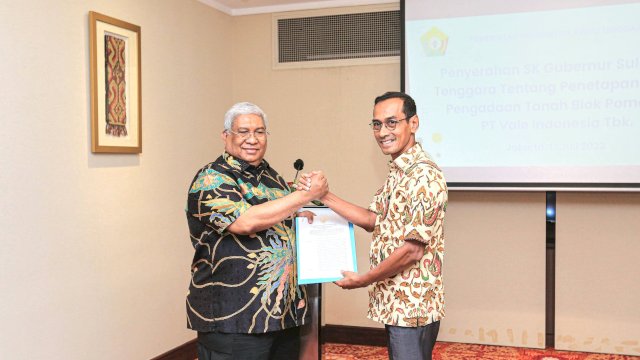 Gubernur Sultra Serahkan SK Penetapan Lokasi kepada Manajemen PT Vale