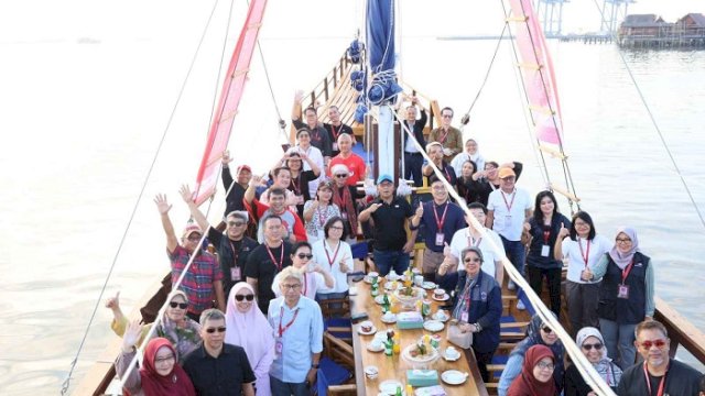 Peserta ASEAN Architect Congress Nikmati Senja di Pantai Losari dari Kapal Pinisi