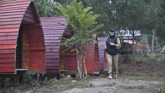 Bupati Luwu Utara, Indah Putri Indriani saat berkunjung sekaligus meresmikan Bukit Wakatar di Kecamatan Rongkong.