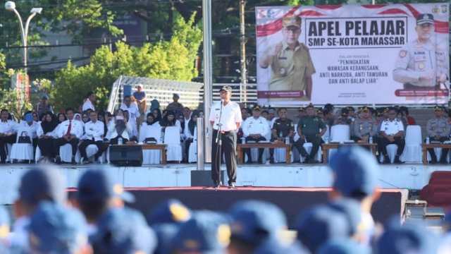 Walikota Makassar, Moh Ramdhan Pomanto saat memimpin Apel Pelajar SMP se-Kota Makassar di Tribun Lapangan Karebosi, Rabu (26/7/2023).