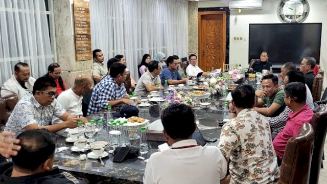 Walikota Makassar Moh Ramdhan Pomanto memimpin rapat koordinasi bersama SKPD, di kediamannya Jl Amirullah, Sabtu (1/7/2023) malam.