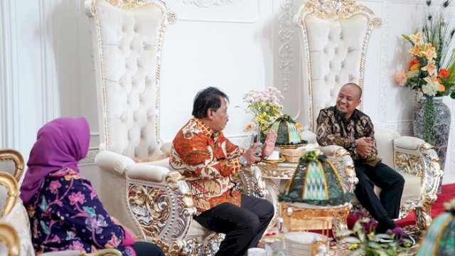 Gubernur Sulsel Andi Sudirman Sulaiman menerima kunjungan Bupati Nganjuk, Marhaen Djumadi di Rumah Jabatan Gubernur Sulsel, Kamis 6 Juli 2023.