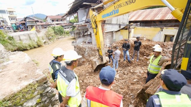 Gubernur Andi Sudirman Tinjau Lokasi Pembangunan Jembatan Sungai Malango di Torut