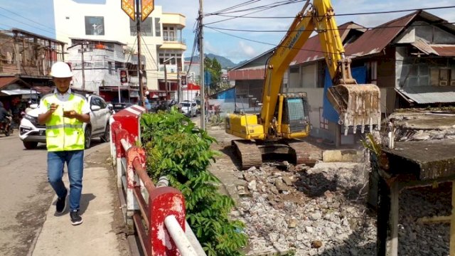 Pemprov Sulsel melalui Dinas Bina Marga dan Bina Konstruksi mulai melakukan penanganan pembangunan Jembatan Malango di Kabupaten Toraja Utara.