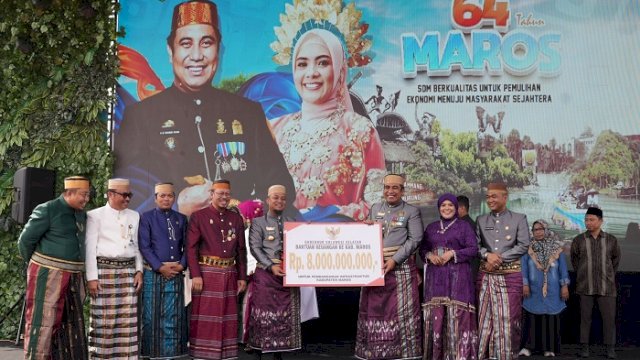 Gubernur Serahkan Bantuan Keuangan untuk Dukung Pembangunan Infrastruktur di Maros
