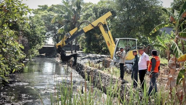 Turunkan Alat Berat, Dinas PU Makassar Lakukan Normalisasi Kanal Buloa