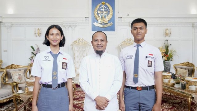 Gubernur Sulsel Andi Sudirman Sulaiman menerima dua pelajar terpilih menjadi calon Pasukan Pengibar Bendera Pusaka (Paskibraka) mewakili Sulsel tingkat nasional. Keduanya adalah Agusaryanto dari SMAN 21 Makassar (Kota Makassar) dan Stevia Azalia Saranga dari SMAN 5 Tana Toraja (Kabupaten Tana Toraja).