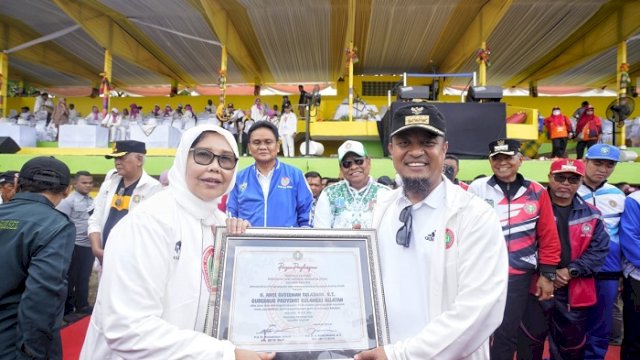 Gubernur Sulsel Terima Penghargaan dari PGRI Atas Kontribusi Peningkatan Mutu Pendidikan dan Kesejahteraan Guru