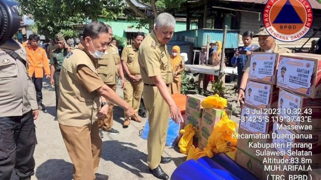 Bupati Pinrang, Andi Irwan Hamid menyalurkan bantuan untuk korban angin kencang.