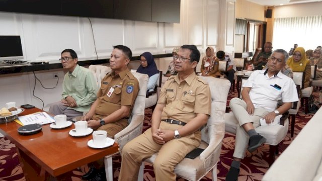 Pj Sekda Sulsel Andi Darmawan Bintang menghadiri Rapat Koordinasi (Rakor) Inflasi 2023 yang digelar Kemendagri secara virtual, Selasa (4/7/2023).