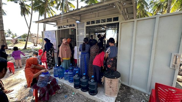 Masyarakat Pulau Karumpa di Desa Karumpa, Kecamatan Pasilambena, Kabupaten Kepulauan Selayar memanfaatkan hadirnya teknologi air siap minum (Arsinum).