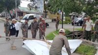 Satpol PP Tertibkan Baliho di Area Kota Sinjai