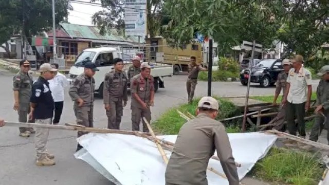 Satpol PP Tertibkan Baliho di Area Kota Sinjai