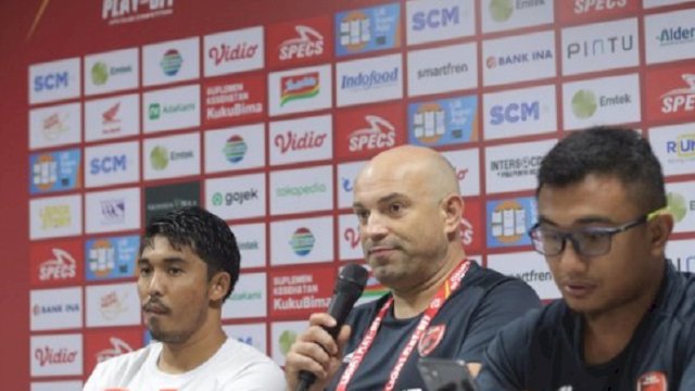 Pelatih PSM, Bernardo Tavares (tengah). (PSM)