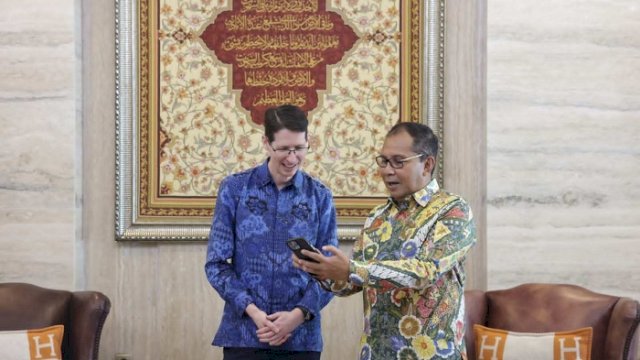 Walikota Makassar Mohammad Ramdhan Pomanto dan Konjen Australia Todd Dias.