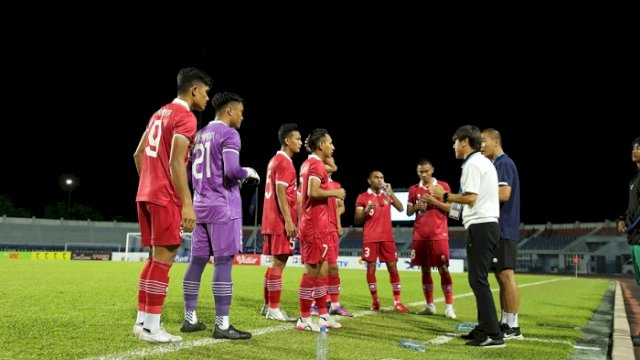 Pelatih Timnas U-23 Indonesia Shin Tae-yong memberikan arahan kepada para pemain. Timnas U-23 Indonesia akan menghadapi Timor Leste di Rayong Provincial Stadium, Thailand, malam ini, Minggu (20/8/2023). (PSSI)