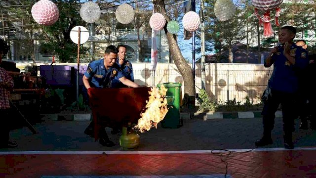 Damkar Makassar Edukasi Pengunjung F8 Cara Penanganan Tabung Gas Terbakar
