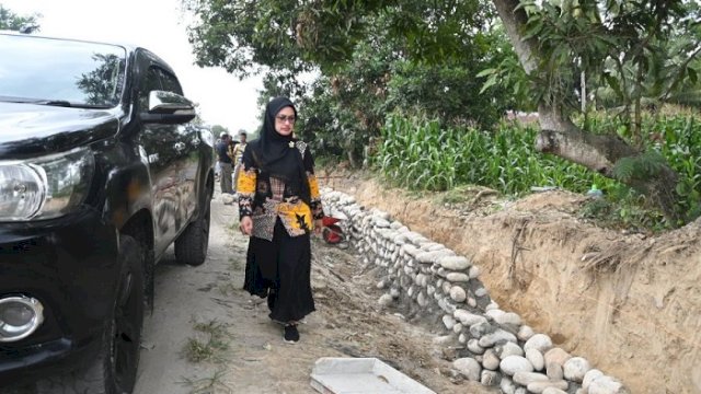 Bupati Luwu Utara, Indah Putri Indriani saat meninjau pengerjaan ruas Masamba-Kambisa. Pengerjaan ditarget tuntas pada tahun ini.