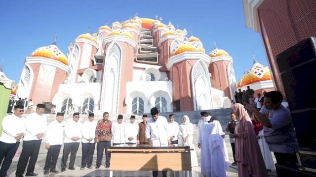 Gubernur Andi Sudirman Resmikan Masjid Kubah 99 Asmaul Husna