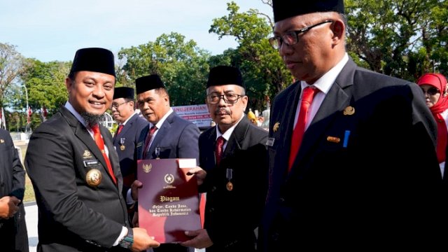 Gubernur Sematkan 2.398 Satyalancana Karya Satya kepada PNS Pemprov Sulsel