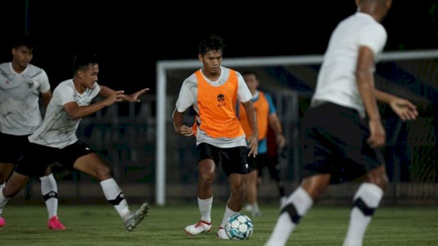Para pemain Timnas U-23 Indonesia menggelar latihan. Mereka akan menghadapi Malaysia pada laga pertama Grup B Piala AFF U-23 di Rayong Province Stadium, Thailand, Jumat (18/8/2023). (PSSI)