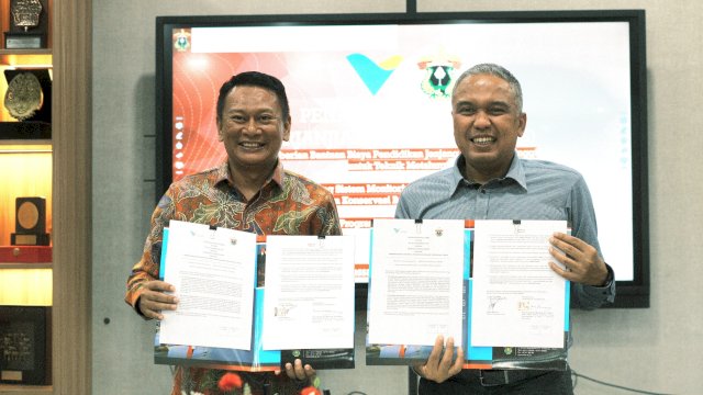 Direktur Eksternal Relations PT Vale, Endra Kusuma (kanan) dan Wakil Rektor IV Bidang Kemitraan, Inovasi, Kewirausahaan dan Bisnis Unhas, Prof Adi Maulana (kiri) berfoto usai penandatanganan PKS di Lantai VI Gedung Rektorat Unhas, Rabu (20/9/2023).