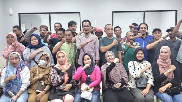 Bakal Calon Legislatif dari PKB, Andi Imario bersama tim relawan.