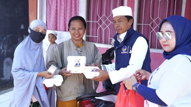 Tim Calon Anggota DPRD Sulsel, Ismail Manda berbagi Jumat Berkah ke Warga.
