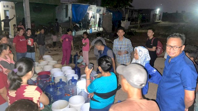Calon Anggota DPRD Sulsel, Ismail Manda turun langsung salurkan air bersih di Kelurahan Bira, Kecamatan Tamalanrea, Senin (25/9/2023) malam.