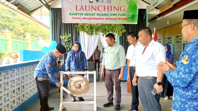 Kadis Pendidikan Luwu Timur, Basruddin (kiri) memukul gong disaksikan Kepala Sekolah SDN 256 Dongi, Mulyati (tengah) disaksikan Ketua Komite Sekolah, John Daud dan Perwakilan PT Vale meresmikan bangunan baru yang akan difungsikan sebagai kantin sehat dan ruang dwi fungsi, Senin (18/9/2023).
