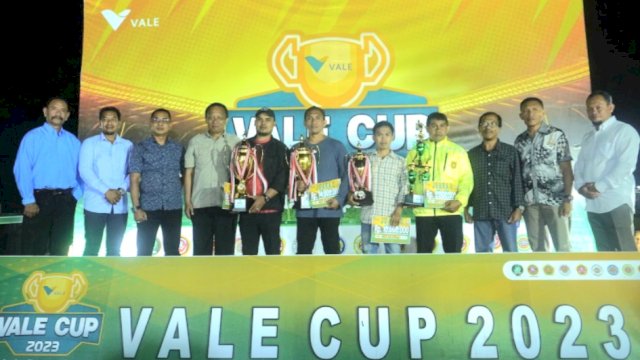 Foto bersama Tim Sepak Bola PT Vale Indonesia Tbk IGP Morowali dan Tim Sepak Bola Panitia Vale Cup 2023 sebelum memulai pertandingan eksibisi di Lapangan Mateantina, Desa Kolono, Rabu (30/8/2023).