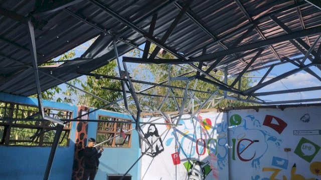 Kondisi atap bangunan SMK Laniang Makassar yang rusak setelah diterjang angin kencang.