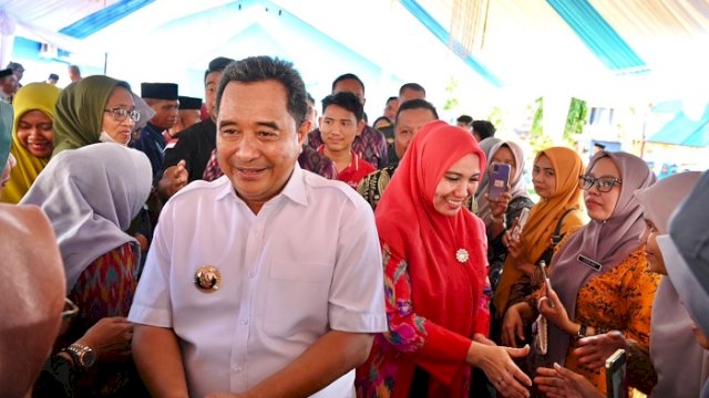 Kunker ke Wajo, Pj Gubernur Bahtiar dan Istri Disambut Antusias