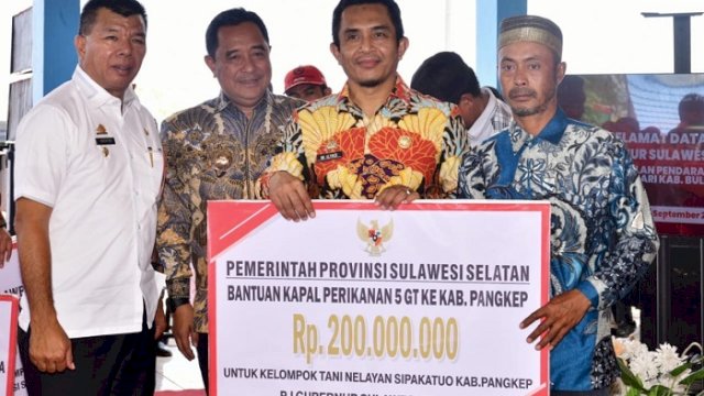 Pemprov Sulsel Serahkan Bantuan 8 Unit Kapal Nelayan di Bulukumba