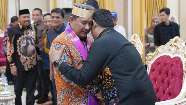 Disambut Secara Adat, Pj Gubernur Bahtiar Pulang Kampung di Bone