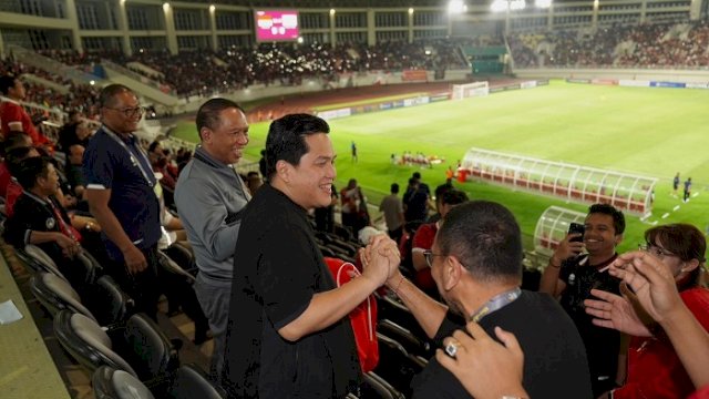 Ketua Umum PSSI Erick Thohir saat menonton laga Timnas Indonesia U-23 melawan China Taipei. Timnas Indonesia U-23 mengalahkan China Taipei dengan skor 9-0 pada babak kualifikasi Piala AFC U-23 Grup K di Stadion Manahan Surakarta, Jawa Tengah, Sabtu (9/9/2023) malam. (PSSI)