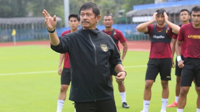 Pelatih Timnas Indonesia U-24 Indra Sjafri saat memimpin latihan. Timnas Indonesia akan menghadapi Uzbekistan di babak 16 besar. (PSSI)
