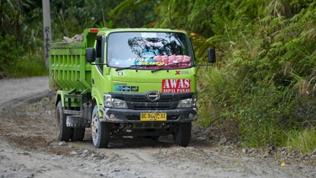 Kondisi pekerjaan jalan ruas Rongkong-Seko.