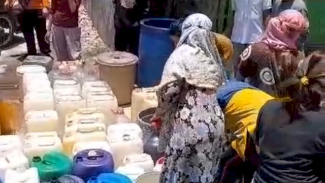 Dokter Fadli beri bantuan Air Bersih kepada Warga Tallo.