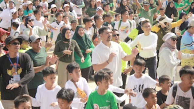 Wakil Bupati Luwu Timur, Akbar Andi Leluasa bersama COO PT Vale Abu Ashar ikut di tengah-tengah masyarakat yang melaksanakan senam pagi di sela acara Funbike & Funwalk, di Lapangan Iniaku, Sorowako, Sabtu (14/10/2023).