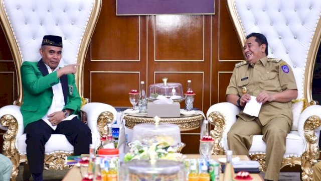 Pj Gubernur Sulsel Bahtiar Baharuddin dan Koordinator Presidium KAHMI Sulsel, Prof Aminudin Syam, di Kantor Gubernur, Selasa (24/10/2023).
