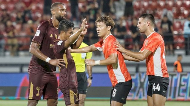 PSM Makassar berhasil mengalahkan Hougang United dengan skor 3-1 pada fase grup H Piala AFC 2023/2024, dalma laga yang berlangsung di Stadion Kapten I Wayan Dipta, Kabupaten Gianyar, Bali, Rabu (25/10/2023). (@PSM_Makassar)