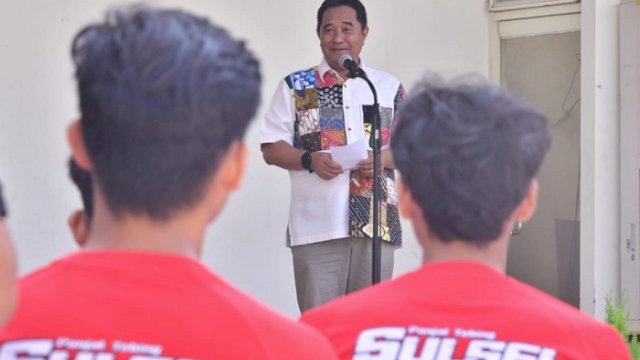 Pj Gubernur Sulsel, Bahtiar Baharuddin, melepas atlet panjat tebing yang akan berkompetisi di Pra PON, Semarang, Jawa Tengah. 