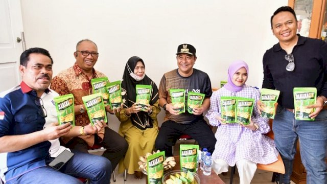 Mengunjungi Usaha Kripik Pisang ‘Banana Cin’, Pj Gubernur Siap Bantu Promosi