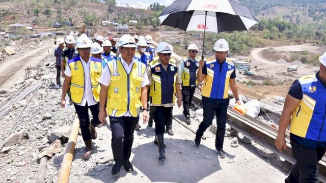 Pj Gubernur Sulsel, Bahtiar Baharuddin, meninjau Bendungan Pamukkulu di Desa Kale Ko'mara, Kecamatan Polongbangkeng Utara, Kabupaten Takalar, Sabtu 14 Oktober 2023.
