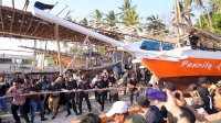 Pj Gubernur Bahtiar Ikut Annyorong Lopi Bersama Warga Bontobahari