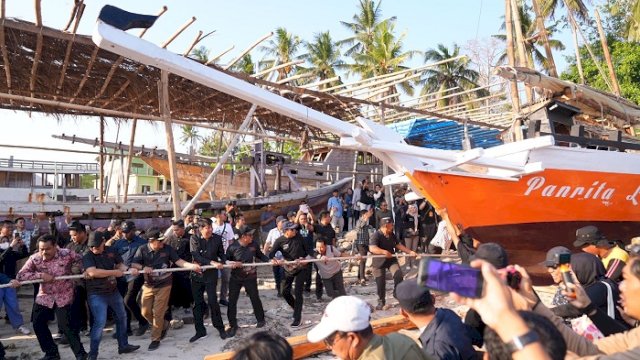 Pj Gubernur Bahtiar Ikut Annyorong Lopi Bersama Warga Bontobahari