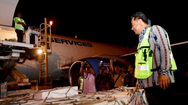 Penjabat Gubernur Sulsel, Bahtiar Baharuddin, melepas ekspor produk perikanan ke Hongkong melalui Bandara Sultan Hasanuddin, Rabu malam, 4 Oktober 2023.