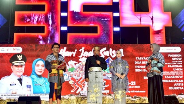Terinspirasi Hari Batik Nasional, Pj Gubernur Sulsel Buka Gelaran Fashion Show Perayaan HUT Sulsel Ke-354